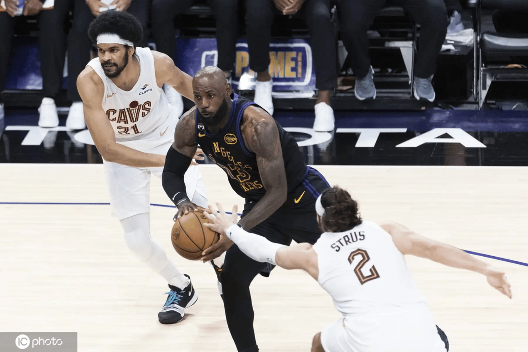 湖人两大将受伤!41岁詹姆斯将单核带队 美媒:相信你!